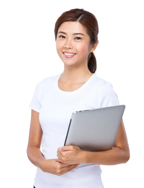 Mulher com computador portátil — Fotografia de Stock