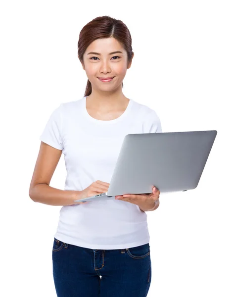 Mujer usando computadora portátil —  Fotos de Stock