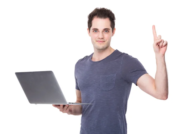 Parmak ile dizüstü bilgisayar kullanan adam — Stok fotoğraf
