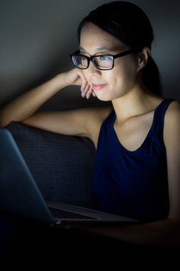 Geceleri dizüstü kullanan kadın