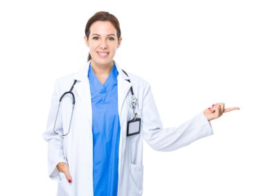 Doktor ile parmak işareti bir yana