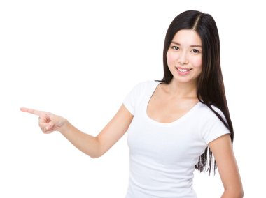 parmak işareti bir yana olan kadın