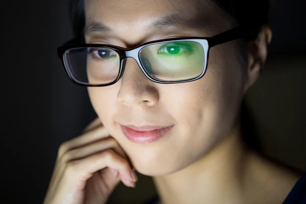 Asiatisk kvinna med digital tablet — Stockfoto
