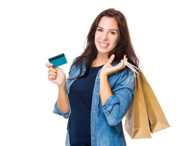 Kvinna med väskor och kreditkort — Stockfoto