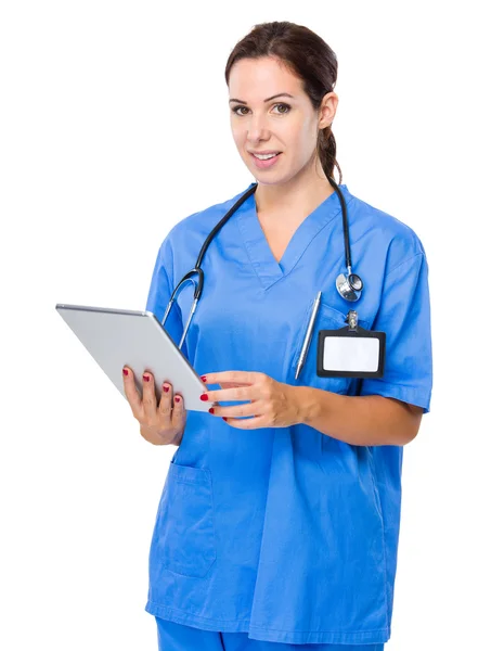 Médecin féminin utilisant une tablette numérique — Photo