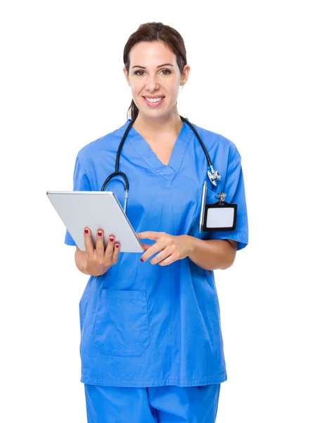 Médecin féminin utilisant une tablette numérique — Photo