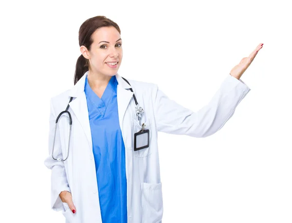 Medico femminile con mano presente — Foto Stock