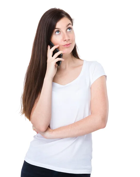 Wanita berbicara di telepon genggam — Stok Foto