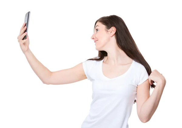 Kadın akıllı telefondan selfie çekiyor. — Stok fotoğraf