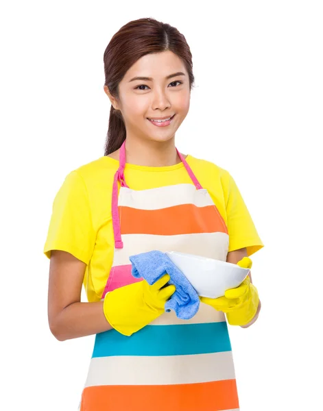 Huisvrouw reiniging van kom — Stockfoto