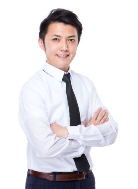 Kollarını kavuşturmuş genç iş adamı