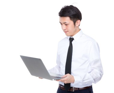 Dizüstü bilgisayar kullanarak iş adamı