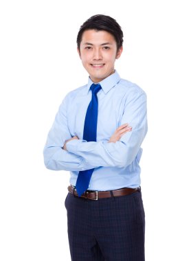 Kollarını kavuşturmuş genç iş adamı