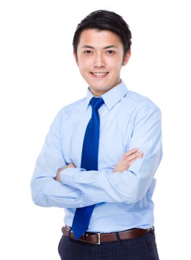 Kollarını kavuşturmuş genç iş adamı