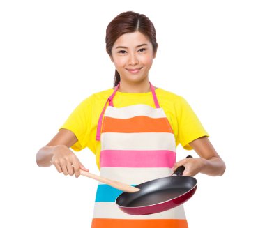 Pişirme Pan ve spatula ile ev hanımı