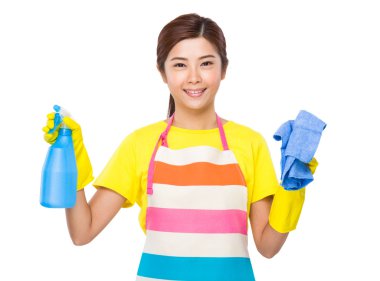 Sprey ve havlu ile ev hanımı