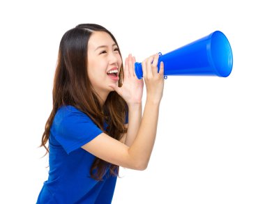 megafon ile bağıran kadın