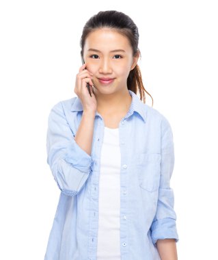 Kadın cep telefonuyla konuşuyor.