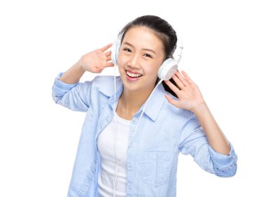 kulaklık olan kadın