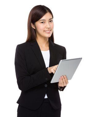 Dijital tablet kullanan iş kadını