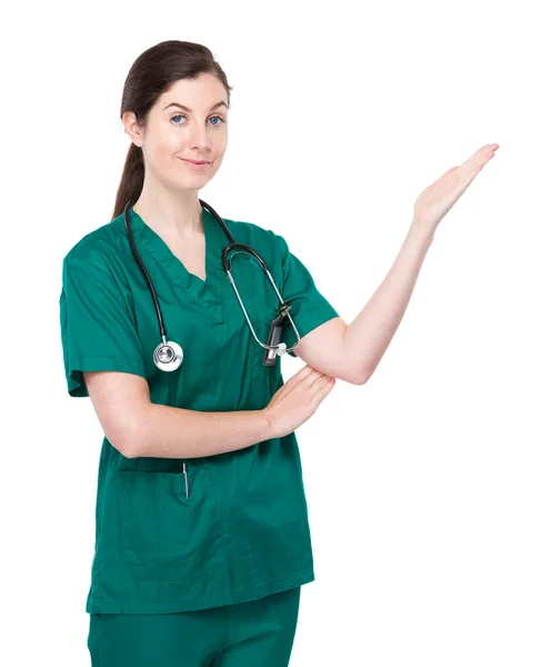 Medico femminile con mano presente — Foto Stock