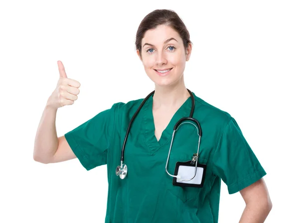 Médico femenino con pulgar hacia arriba — Foto de Stock