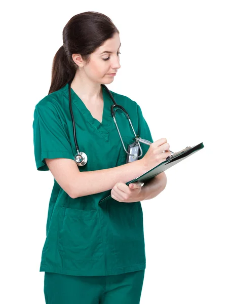 Médico feminino escrever na área de transferência — Fotografia de Stock