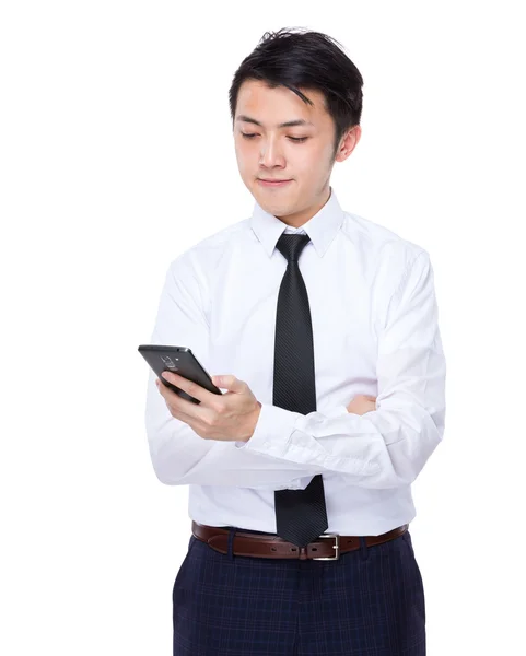Empresário olhando para o telefone celular — Fotografia de Stock