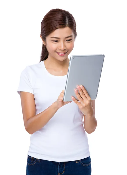 Woman using digital tablet — Stock Photo, Image