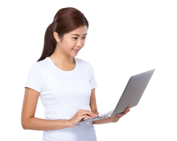 Woman using laptop — Stock Photo, Image