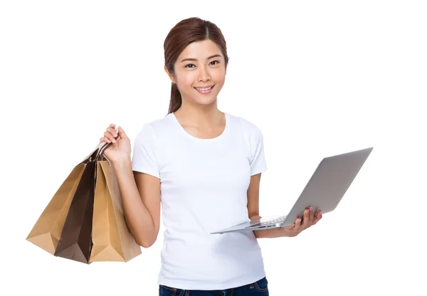 Mujer con bolsas de compras y portátil — Foto de Stock