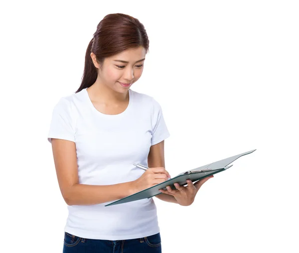 Mujer escribir en portapapeles — Foto de Stock