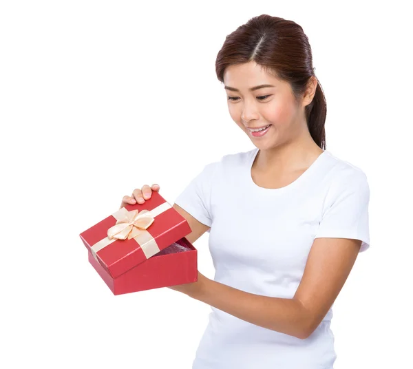 Kırmızı hediye kutusu olan kadın. — Stok fotoğraf