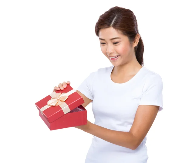 Donna con confezione regalo rossa — Foto Stock