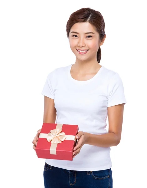 Женщина с красной коробкой подарков — стоковое фото