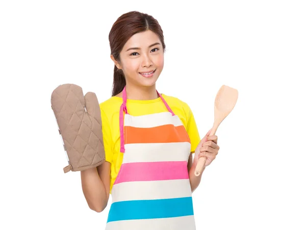 Huisvrouw met handschoenen en spatel — Stockfoto