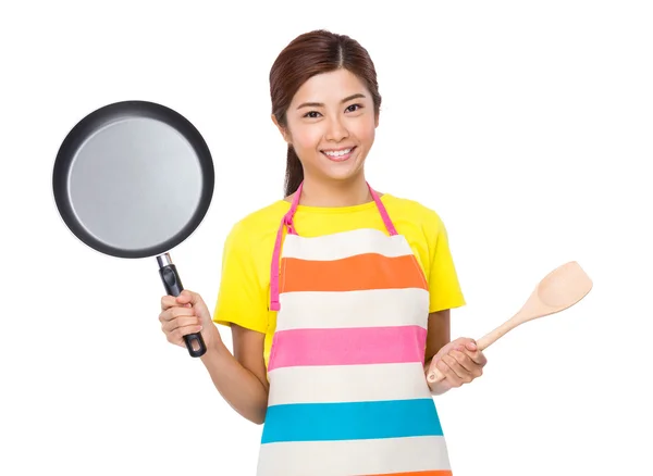 Hausfrau mit Pfanne und Spachtel — Stockfoto