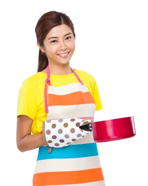 Housewife holding saucepan with gloves — Stock Photo, Image