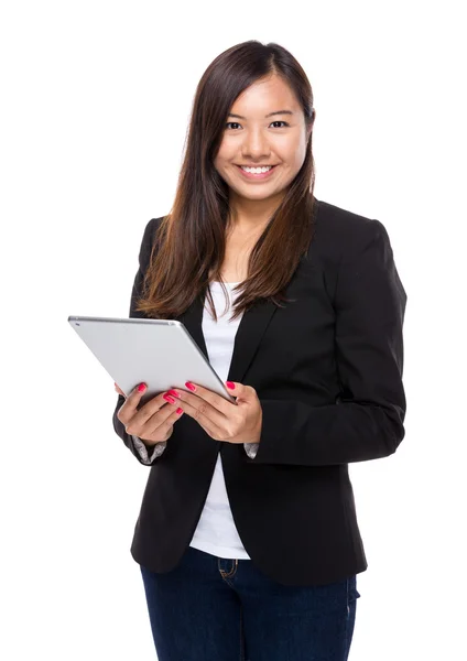 Bizneswoman korzystająca z tabletu cyfrowego — Zdjęcie stockowe