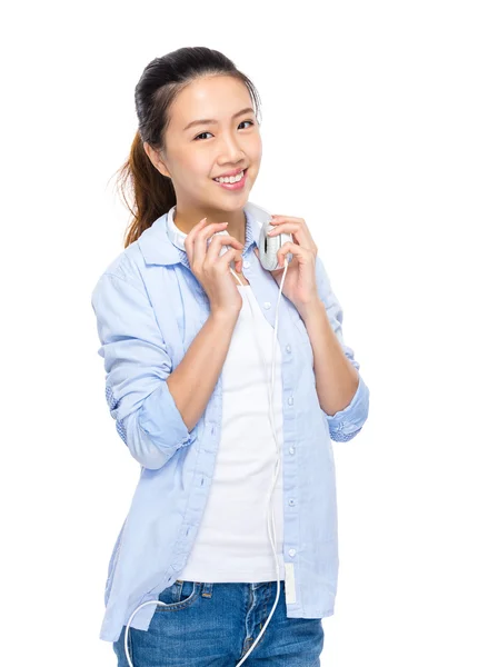 Mujer con auriculares en el hombro — Foto de Stock