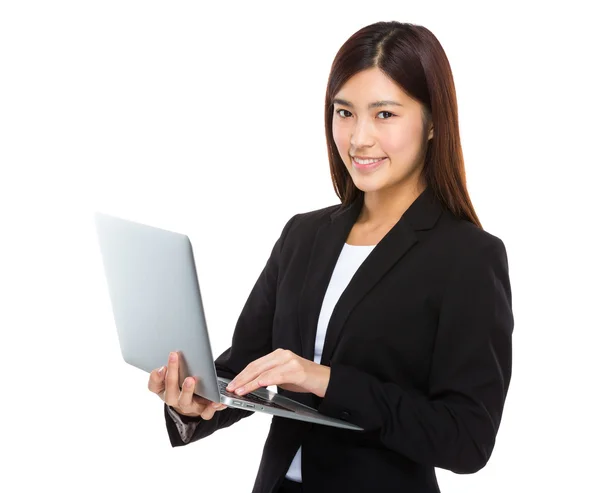 Mujer de negocios usando computadora portátil —  Fotos de Stock