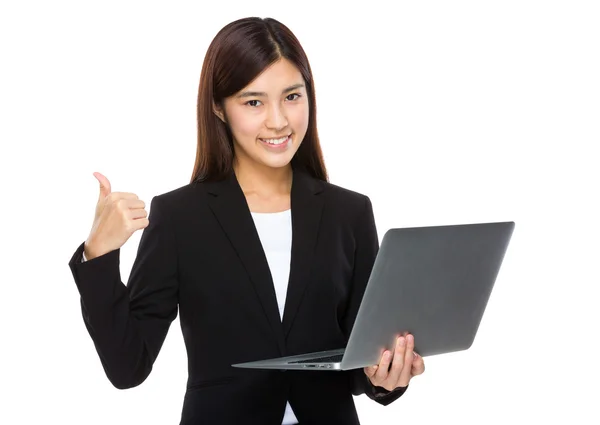 Businesswoman with laptop and thumb up — 图库照片