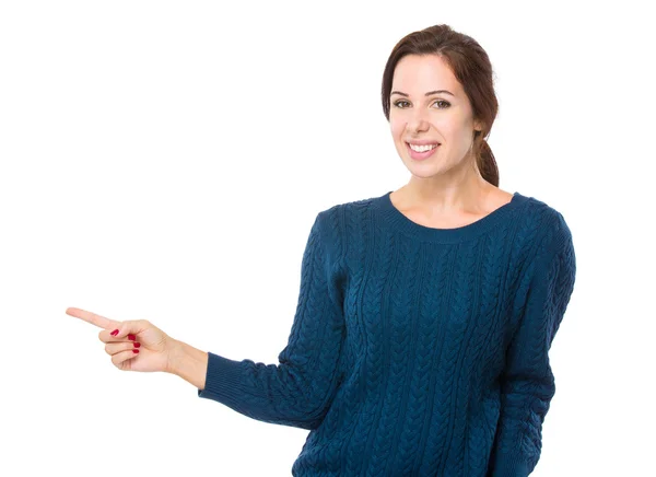 Kvinna med finger punkt aisde — Stockfoto