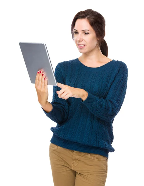 Woman using digital tablet — Stock Photo, Image