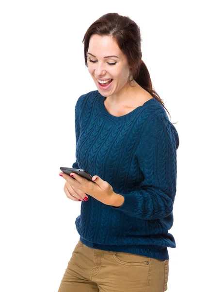 Vrouw op zoek naar mobiele telefoon — Stockfoto