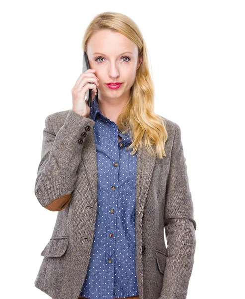 Vrouw in gesprek op mobiele telefoon — Stockfoto