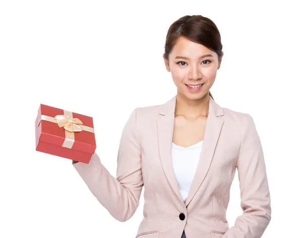 Donna con confezione regalo rossa — Foto Stock