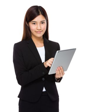 Dijital tablet kullanan iş kadını