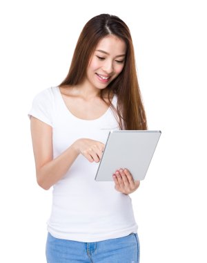 dijital tablet kullanan kadın