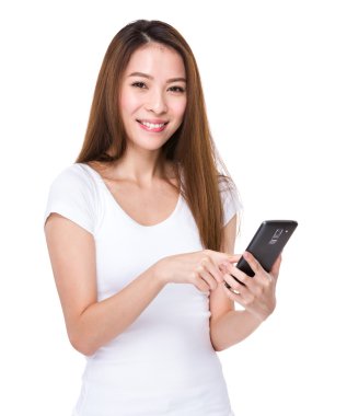 Cep telefonu kullanan kadın